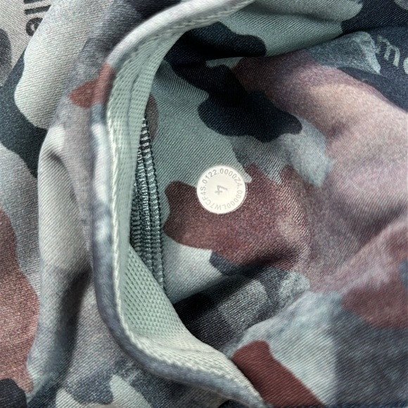 Lululemon Shorts camo with Pockets - Picture 5 of 5